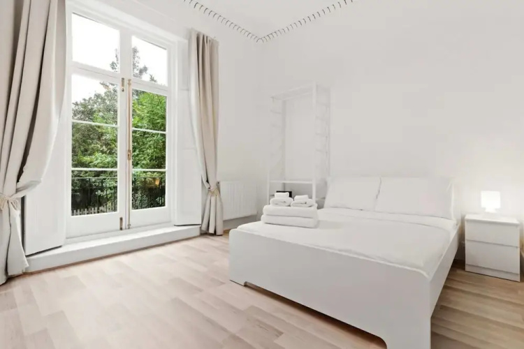 Refined, Light 1 Bed Apt w Balcony in Brixton