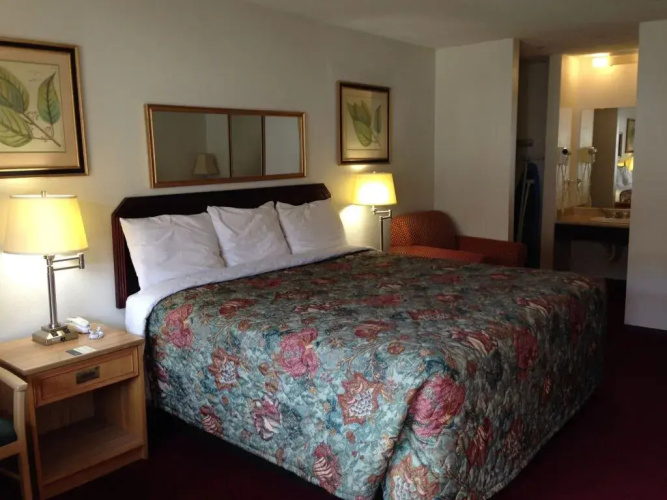 Hometown Inn And Su