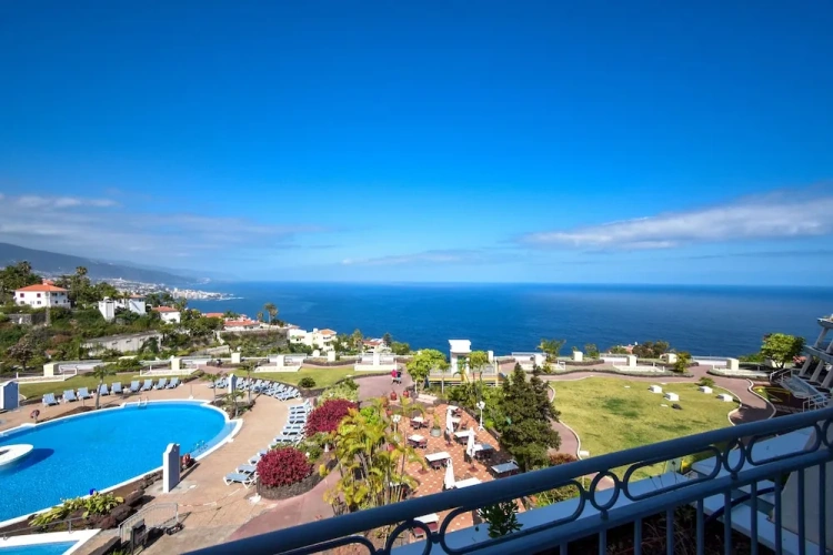 1 Bedroom Superior Apartment with balcony and with pool view