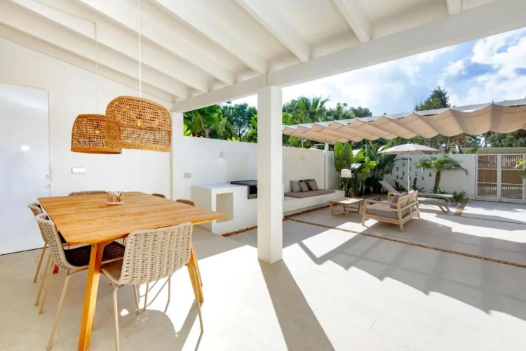 2 Bedrooms Villa