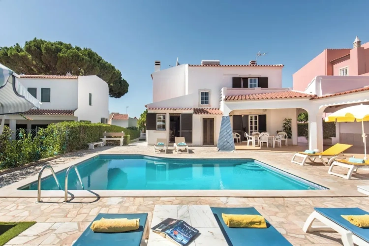 4 Bedrooms Villa
