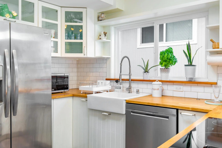 The Waterfront Gray on Alki Beach EXT Stay