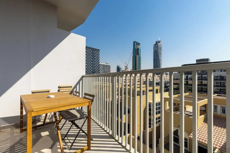 Waves - Urban Chic 1BR Apt With Maid