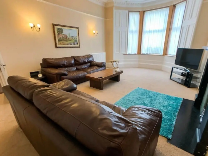 Large Glasgow South Family Home - Free Parking