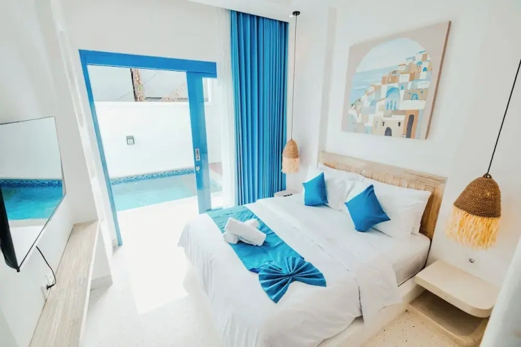 Deluxe room with pool view