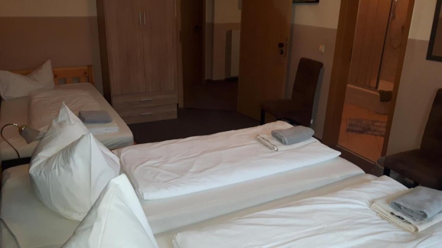 Standard Triple room