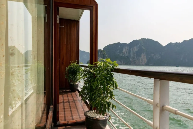 Deluxe Family room with balcony and with ocean view