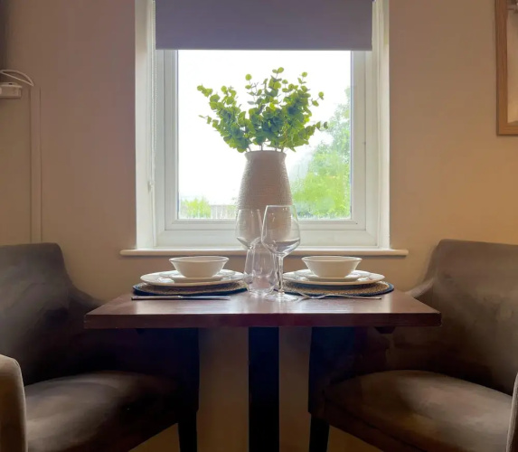 Central Ellesmere -sleeps2 - Parking - Petfriendly
