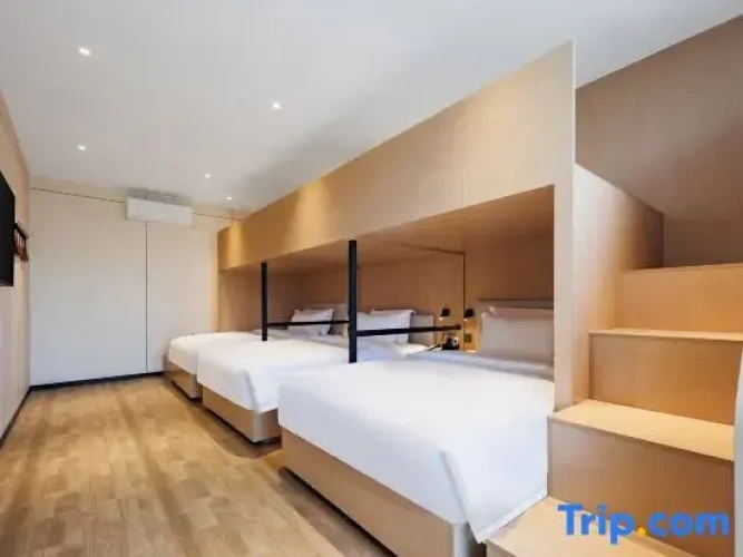 Deluxe Quintuple Suite