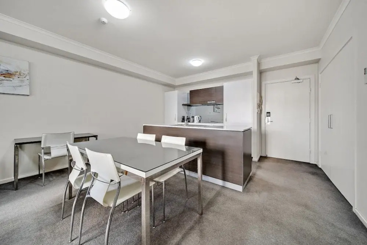 Comfy 2-bed Near the Lake With Secure Parking