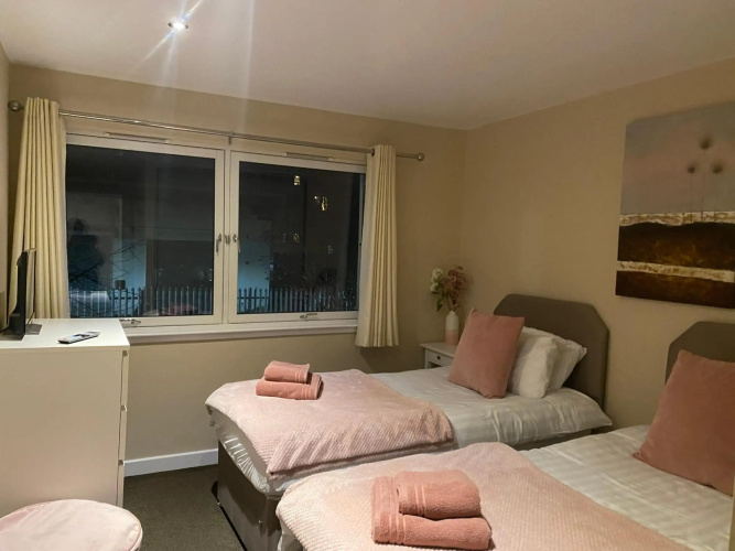 City Centre 2 bedroom apartment, secure parking.