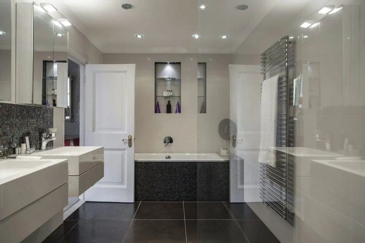 4 Bedrooms Apartment