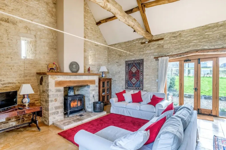 Classical Cotswolds Barn Conversion by Nature Rese