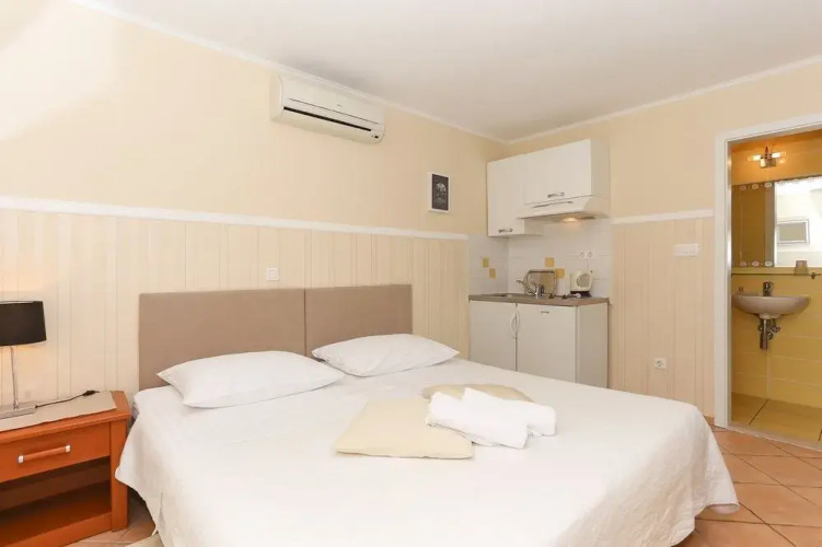 Apartments & Rooms Buble