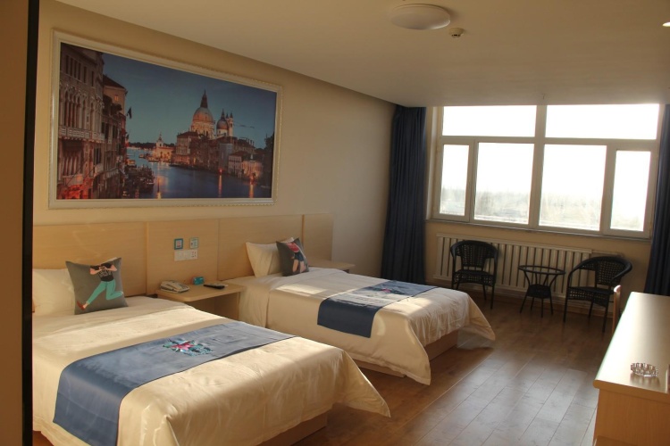 Standard Twin room with city view