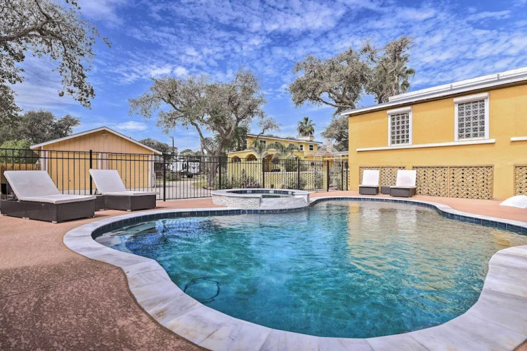 'coastal Cove' w/ Private Deck, 4 Mi to Beach