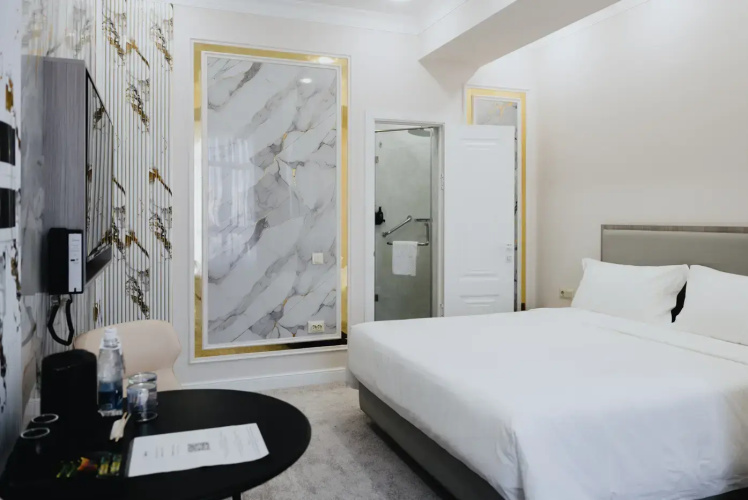 Bon Hotel (Bon)