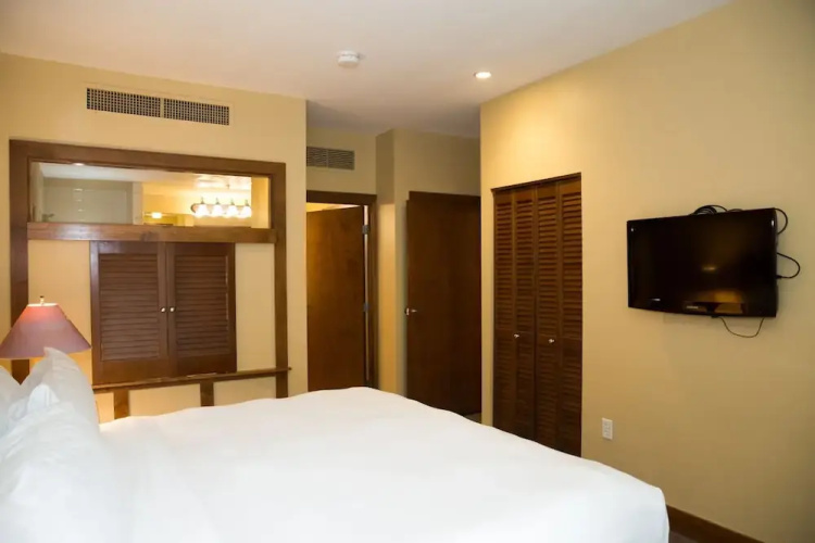 Updated 2 Bedroom -Fireplace & Balcony by RedAwning