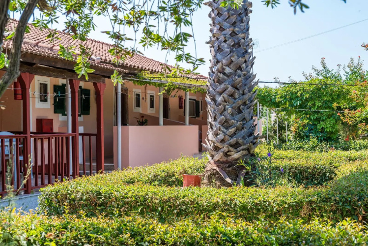 Roussa's Studios and Apartments