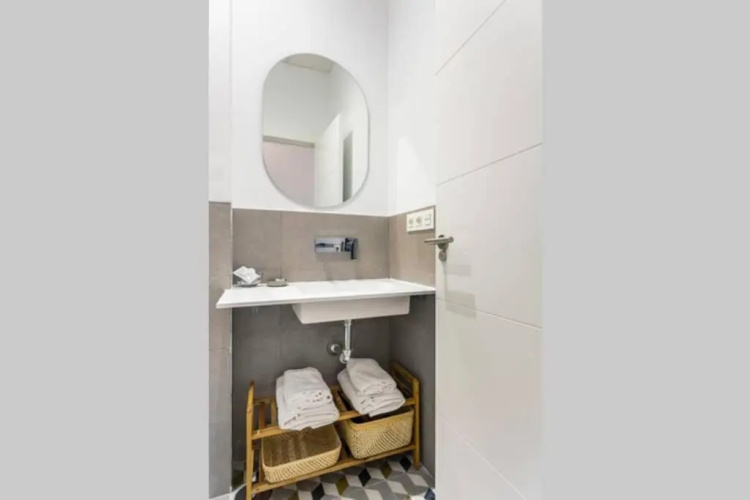 Pop Art, 2BD ground Central Apartment