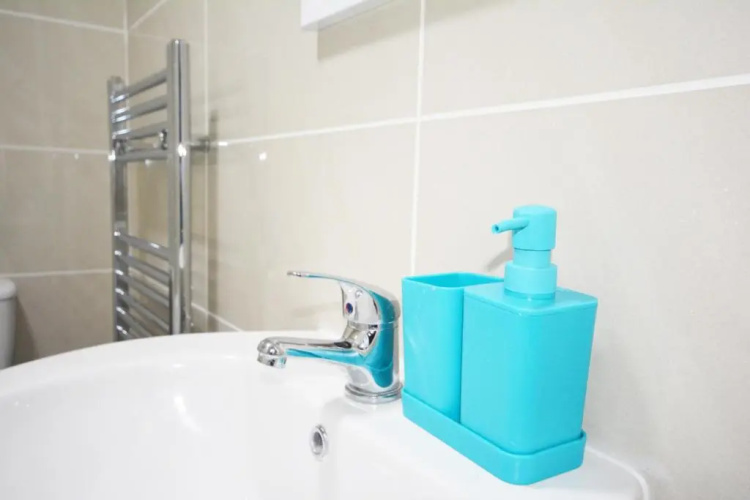 London Zone 2 Three Bedroom Apartment