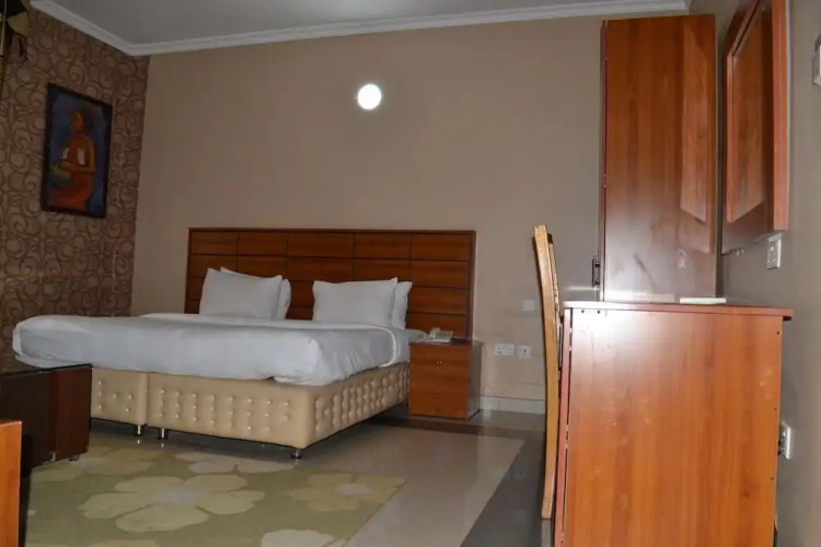 Gracious Hotel