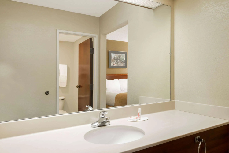 Days Inn by Wyndham Norton