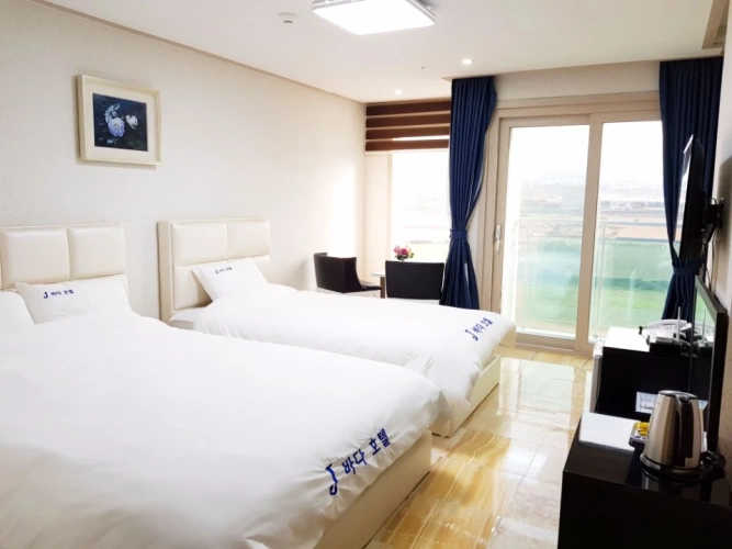 Standard Twin room with mountain view