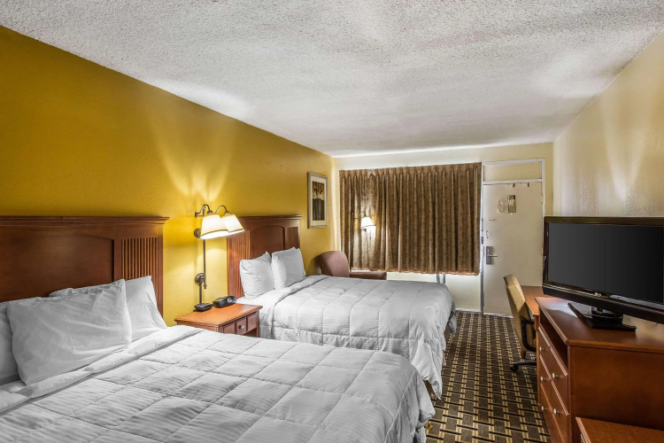 Econo Lodge Byron near Historic District - Warner Robins