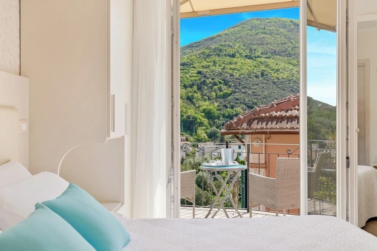 Deluxe Triple room with balcony and with sea view