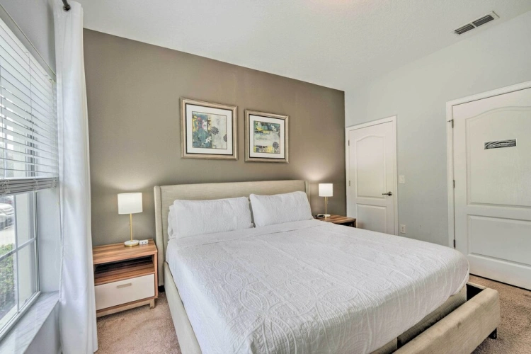 4 Bedrooms Apartment
