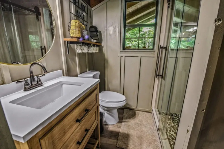 Light'n Bug Bungalow 1 Bedroom Cabin by RedAwning