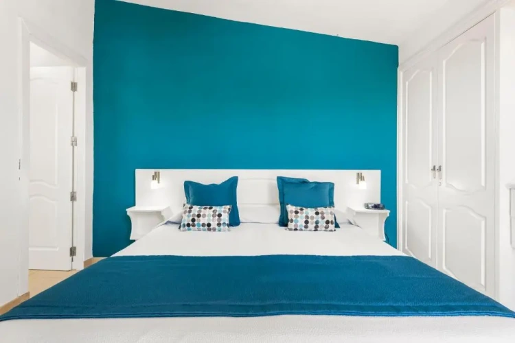 Apartment with partial sea view