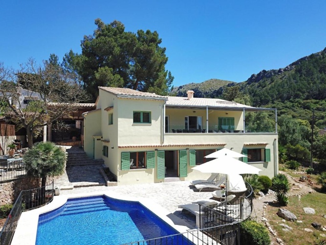 5 Bedrooms Villa