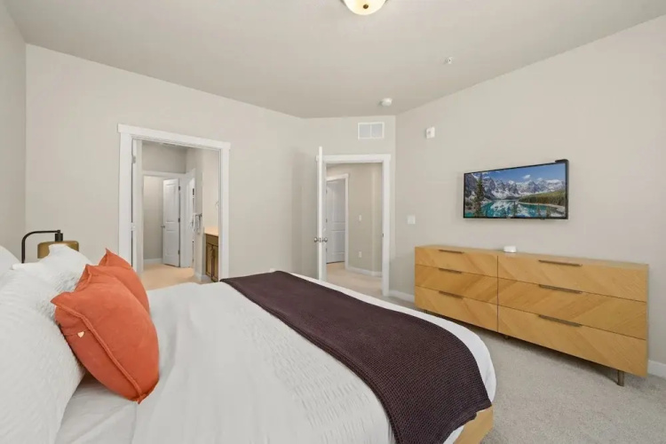 Northfield Hideaway, King Suite, EV, Pet-friendly