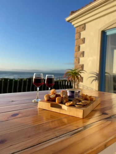 Casa Balena - Gansbaai seafront accommodation, back-up power