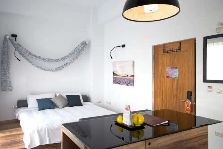 Color coral Hostel