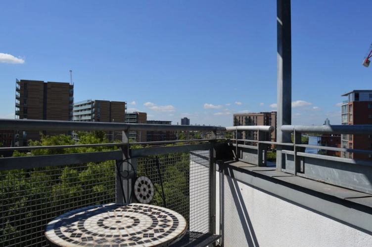 2 Bedroom Apartment With Balcony Overlooking River