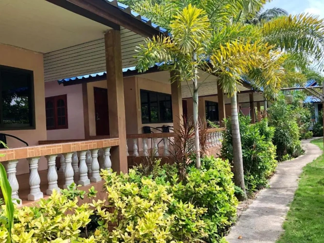 Standard Triple room with garden view