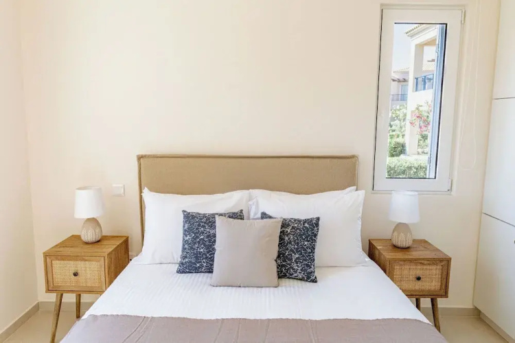 Phaedrus Living: Seaside Thalassa Cretan 102