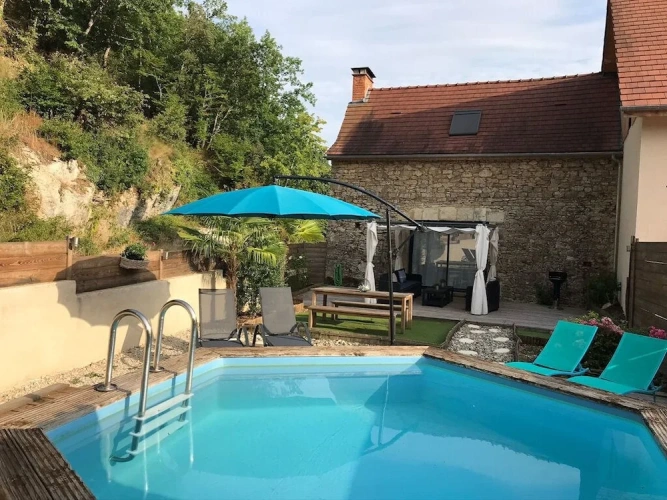 Cottage with courtyard view