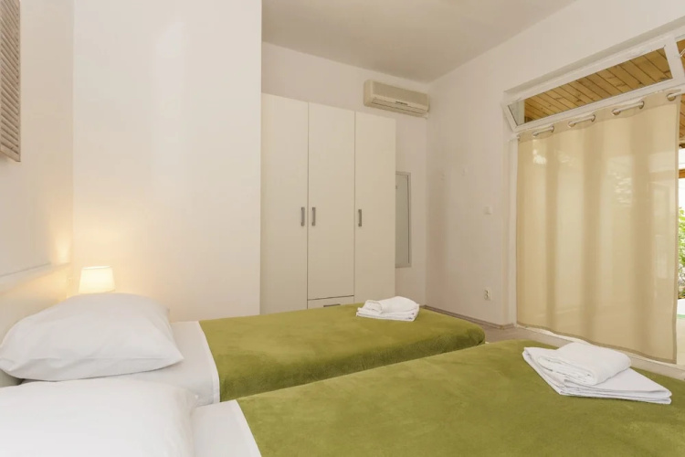Studio Leon-Sara with shaded patio and garden view