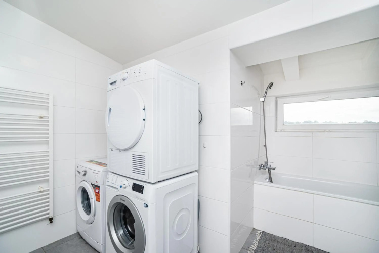 Central, Spacious, Modern 5 Bedrm duplex w/Balcony