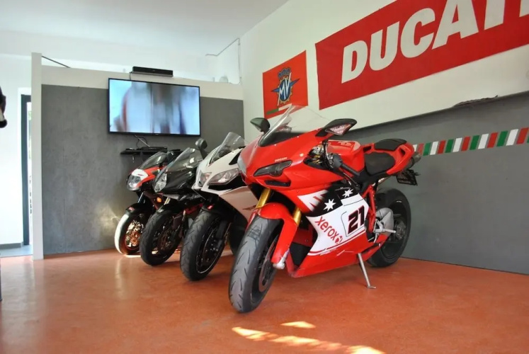 Italian Piston House