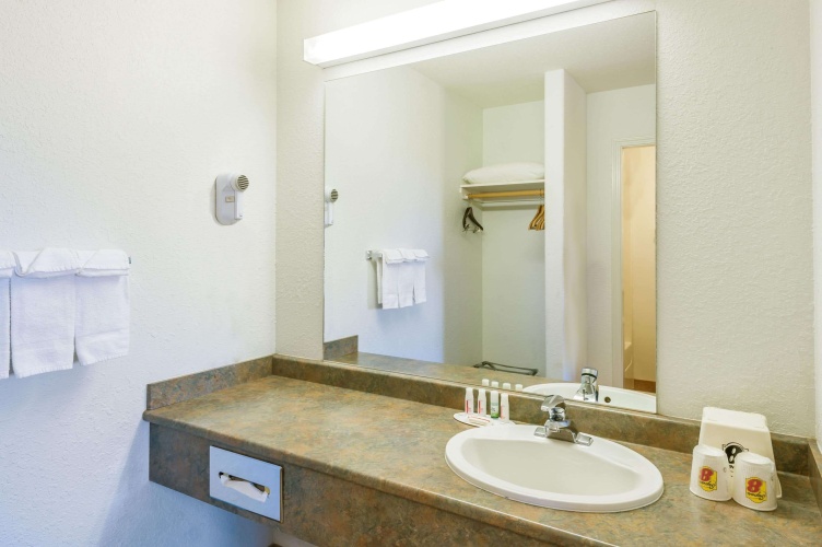 Super 8 by Wyndham 100 Mile House photo 10