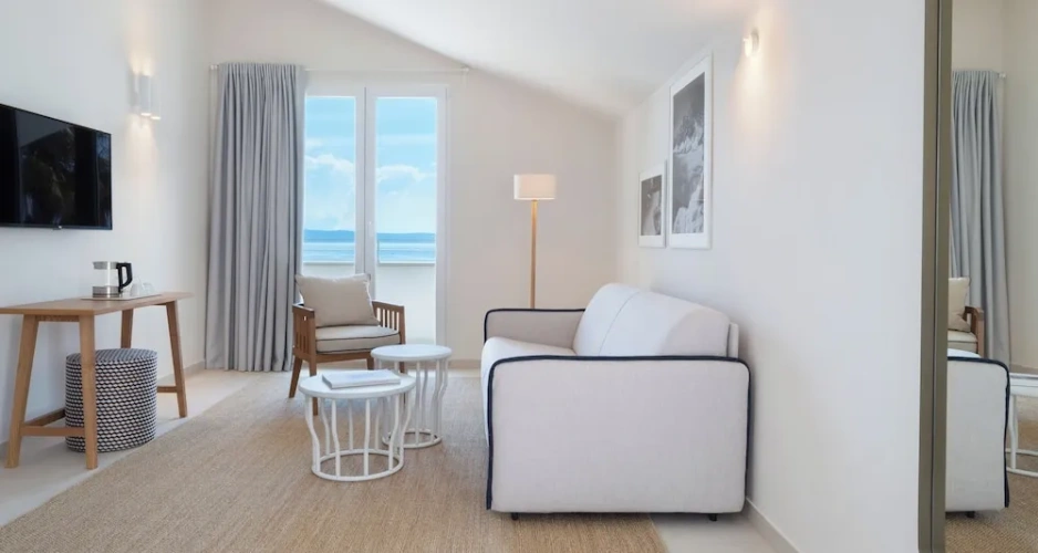 1 Bedroom Suite with balcony and with partial sea view