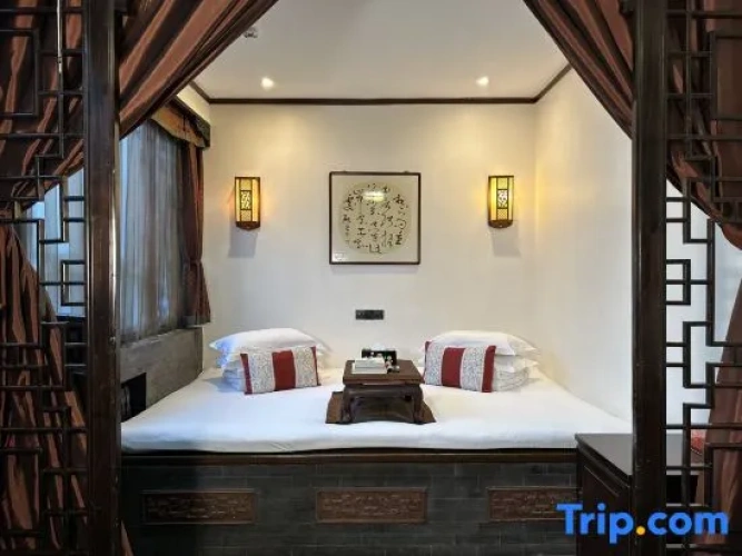 2 Bedrooms Suite with courtyard view