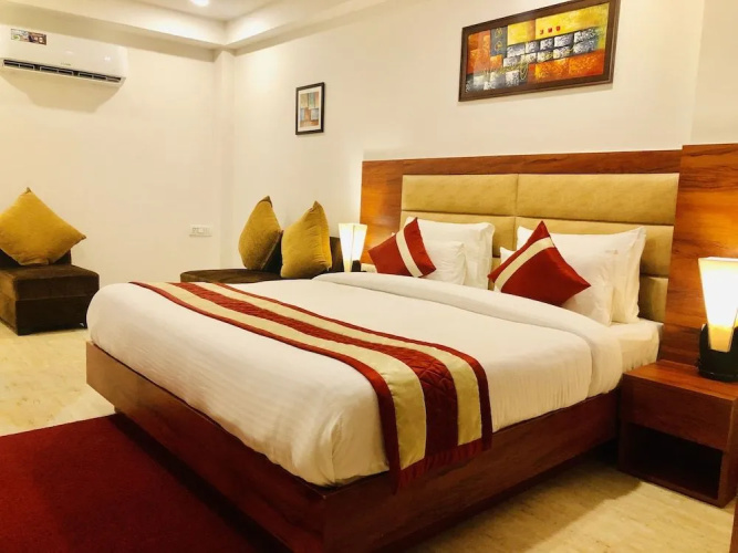 Red Crown Hotel