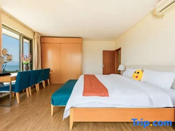 2 Bedrooms Deluxe Suite with lake view