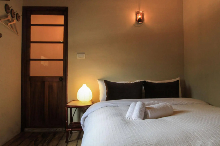 Solo Singer Hotel